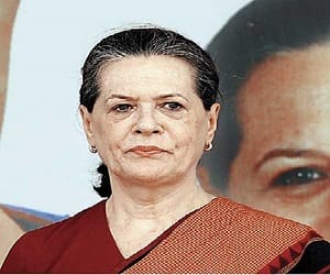 sonia gandhi reached at uttarakhand rajyotsav.