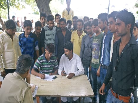 College students in the professor in charge of manipulating beaten