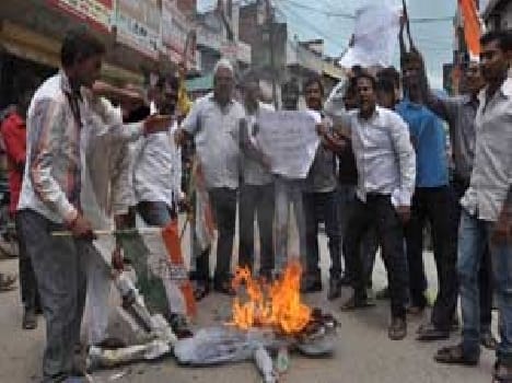 Congress workers burns the PM effigy