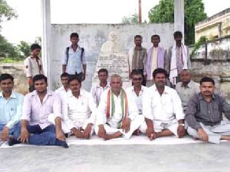 25 MPs angry congressmen on suspension
