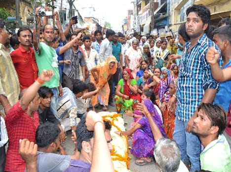 The bodies jammed in front of the police station after taking