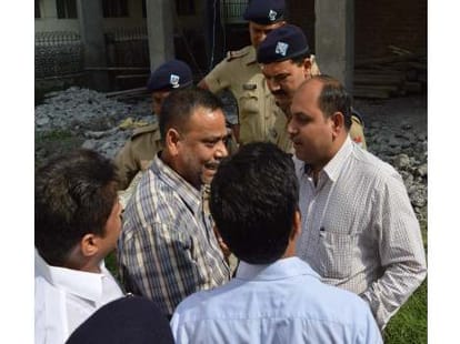 police force break the journalist house.