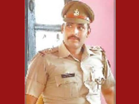 asi of jhansi politechnic police chauki shoots his girl friend at orchha