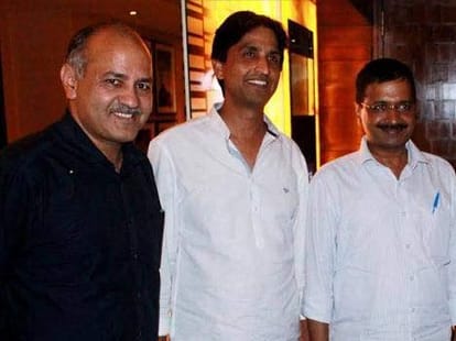 Kejriwal watching the film before release 'MANJHI'
