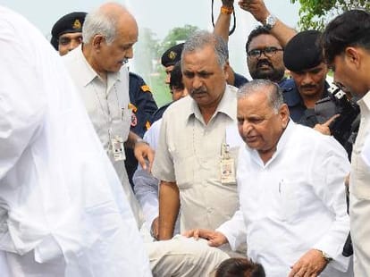 Mulayam Singh warns UP's ministers.