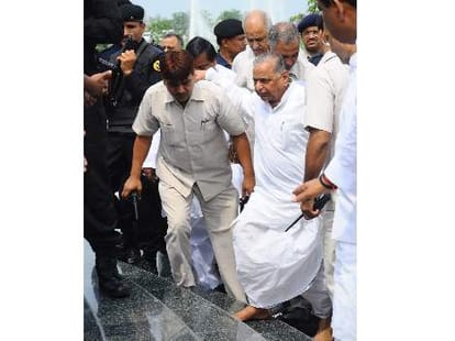 Mulayam Singh warns UP's ministers.