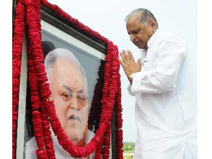 Mulayam Singh warns UP's ministers.
