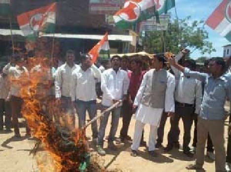 Youth Congress blew effigy of Prime Minister