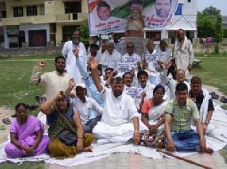 The black stripe on the sleeves tied dharnas