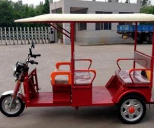 women drive rikhska in lucknow city