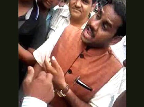BJP MLA Vel Singh Bhuriya loses cool, threatens journalist