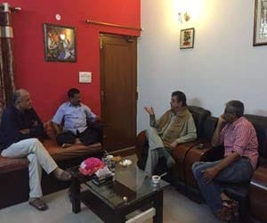 Kejriwal met Sinha, increased political pep