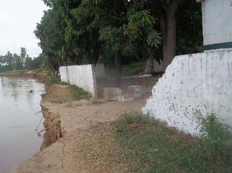 Hariharpur way off from the land of intersection, rural upset