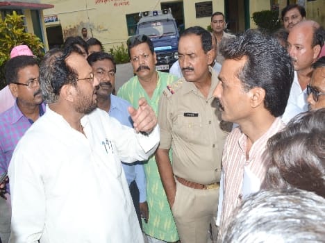 BJP District President Chen's son's pistol and robbed, beaten