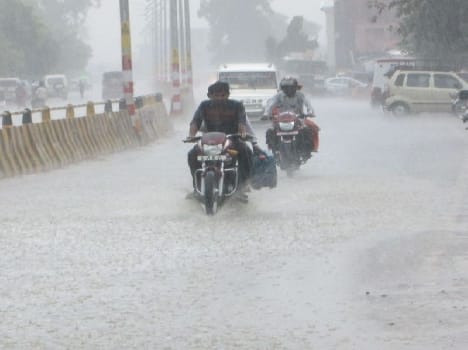 Rain saturate the city, the roads became pond