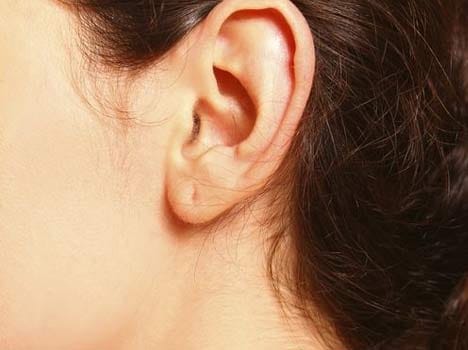 man chewing wife's Ear becuse tor refused him for drinking