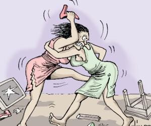 two lady doctors starts fighting on road