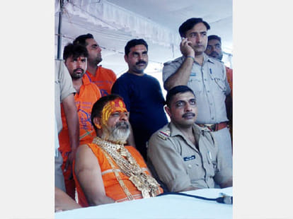 golden baba use to wear eleven kilogram gold