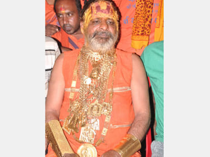 golden baba use to wear eleven kilogram gold