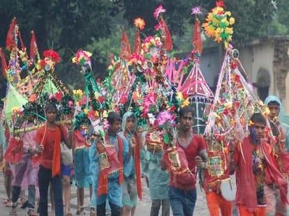 huge crowd of kanwar devotees in haridwar.