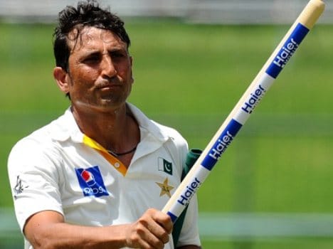 pakinstani crickter younis khan show respect to rahul dravid