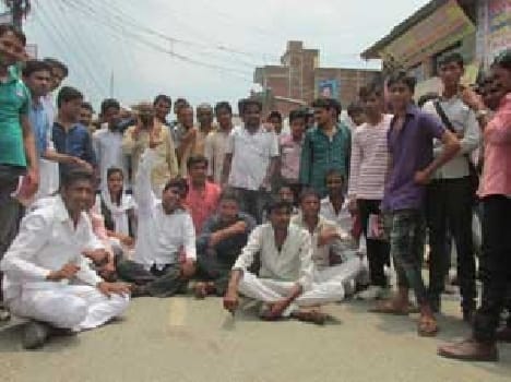 students  blocked the road for Scholarship 