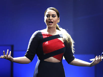 Sonakshi sinha apologized for twit on jasleen kaur issue
