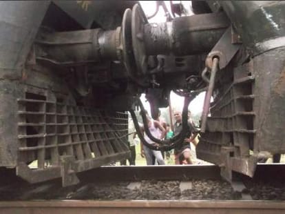 husband wife hit by train, died.