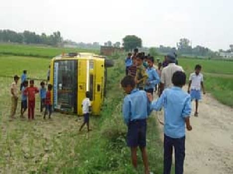 Unbalanced school bus turnaround , 11 children injured