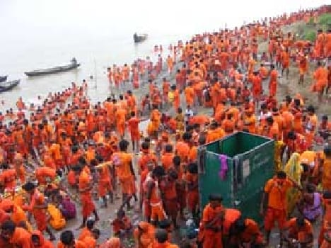 god shivaa devottes gathered to pay gangajal