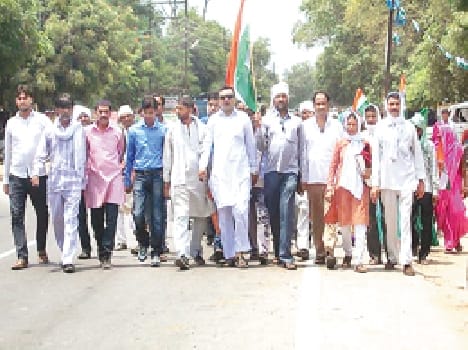 giving tribute to bapu