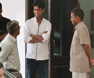 Kumar vishwas accused of molestation in leele hotel