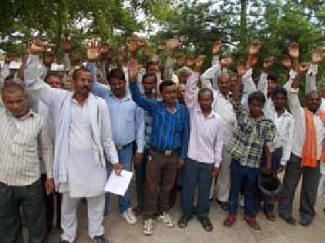 The villagers demonstrating against Kotedar Srnga