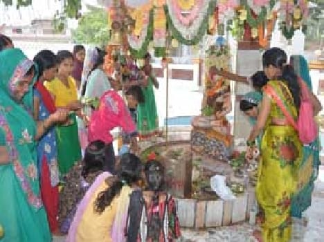 Temples full of crowd
