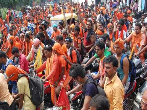 huge crowd of kanwar devotees in haridwar.