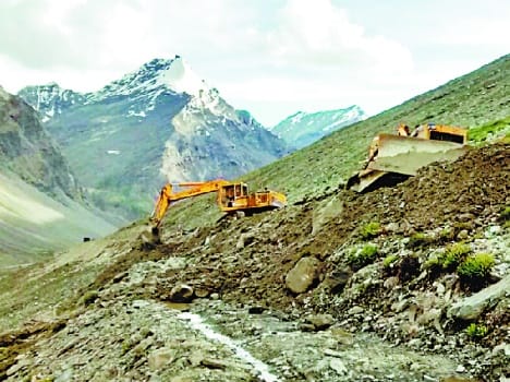 indian army road to kargil via himachal lahaul spiti indo pak border.