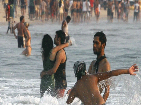 Mumbai police orders probe on sea beach arrest case