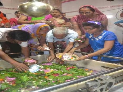 people worshipe to Lard Shiva 