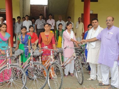 The cycle destributes to meritorious students .