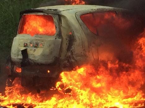 horrible fire in car in karontha, 5 lakh also burnt in car