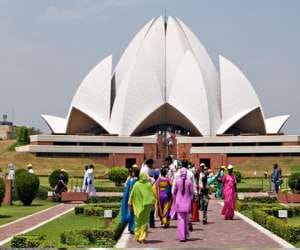 five young men entered the Lotus Temple, the police created a scattering