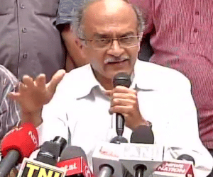 prashant bhushan says kejriwal cheats delhi on lokpal, vishwas replies its same as annas lokpal