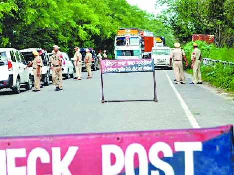 3 suspected man in army uniform with weapons in mukeriyan