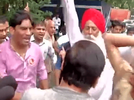 Yogendra Yadav supporters Connor drove Sanjay Singh.
