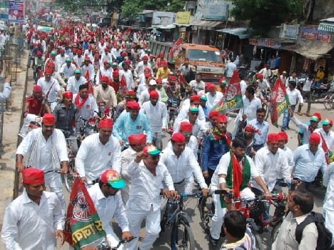 Bicycle tour of the streets showing enthusiasm Spaiyon