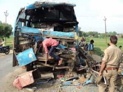 4 Killed in Bus-truck misap