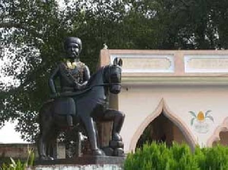Martyr 's memorial monument old Juri dust of neglect 