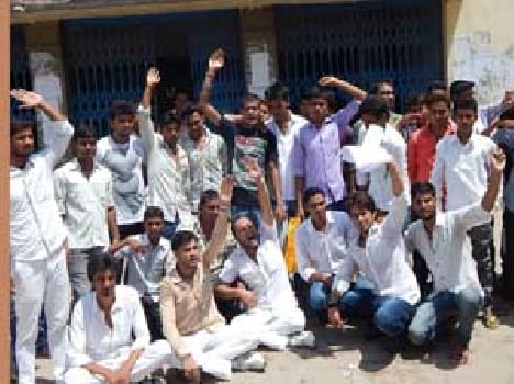 SC College vandalized , stones