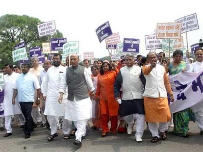 We trying to get support of opposition on GST: Jaitley