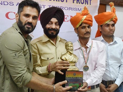 rakesh sharma and vikramjeet get bravery awards